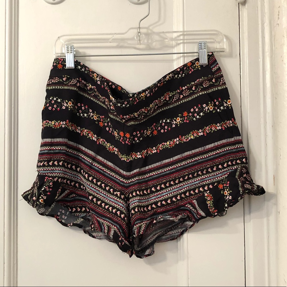 Loft Floral Ruffled Short size 6